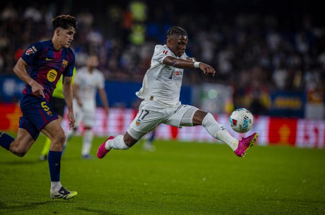 Largie Ramazani ante el FC Barcelona (Foto: Valencia CF)
