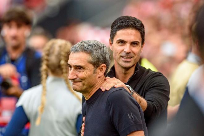 Mikel Arteta y Ernesto Valverde se saludan antes del partido (Foto: EFE).