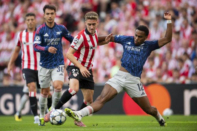 Robert Navarro la pelea ante el Arsenal en Champions en San Mamés (Foto: Athletic Club).