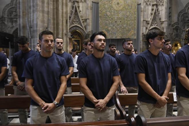 Azpilicueta, Suazo y Juanlu, en la ofrenda a la Virgen de los Reyes (Foto: Kiko Hurtado).