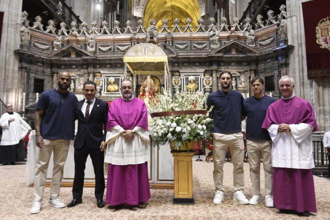 Marcao y Almeyda, en la ofrenda floral a la Virgen de los Reyes (Foto: Kiko Hurtado).