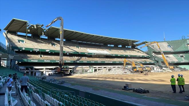 Retirada de la visera de Preferencia del Benito Villamarín (Foto: Kiko Hurtado).