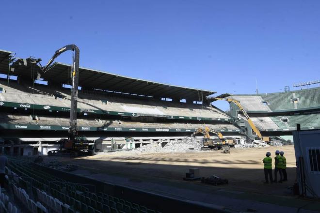 Retirada de la visera de Preferencia del Benito Villamarín (Foto: Kiko Hurtado).