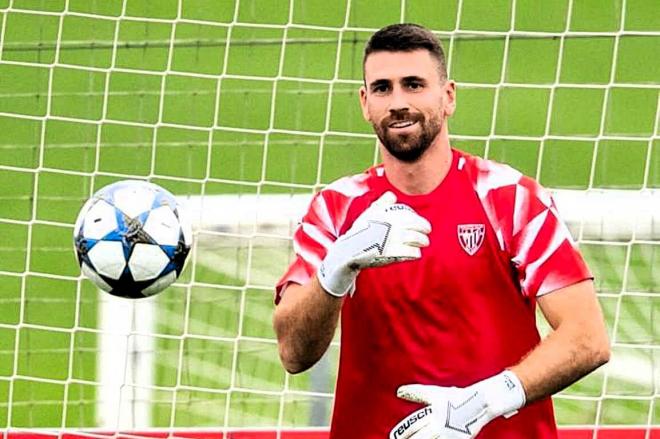 Unai Simón se entrena en Lezama con el balón de la UEFA Champions League (Foto: Athletic Club).