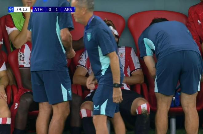 Unai Gómez, en el banquillo con una brecha.