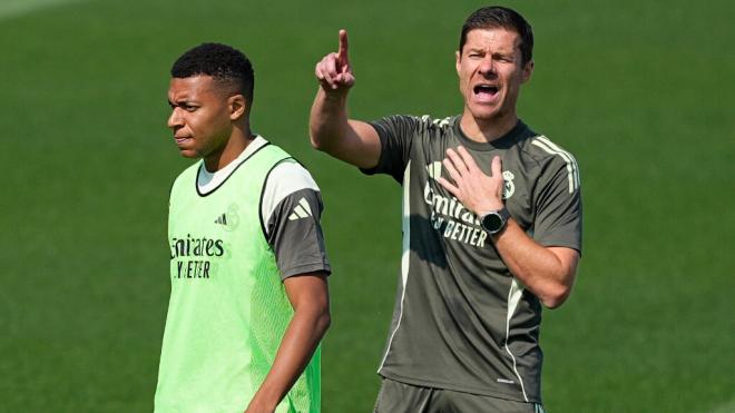 Xabi Alonso dando indicaciones en un entrenamiento (Europa Press)