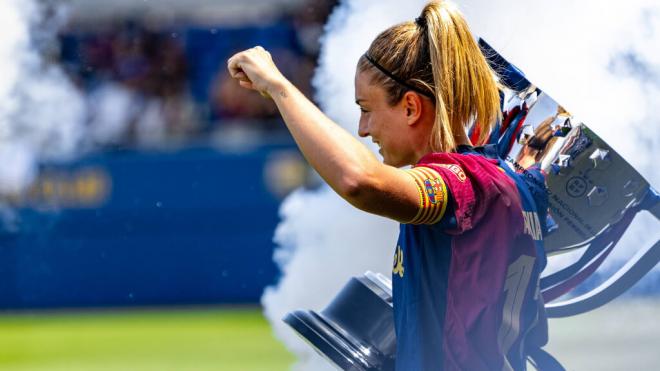 Alexia Putellas celebrando el título de liga con la copa (Cordon Press)