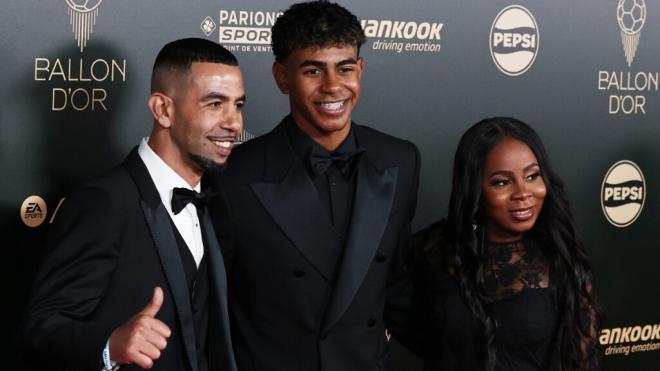 Lamine Yamal y sus padres en la ceremonia del Balón de Oro 2024 (Foto: Cordon Press)