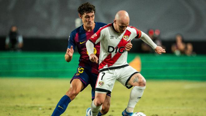 Andreas Christensen, ante Isi Palazón, en el Rayo-Barcelona (Foto: Cordon Press).