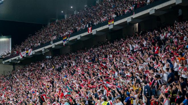 Aficionados del Rayo en la grada de Vallecas (Cordon Press)