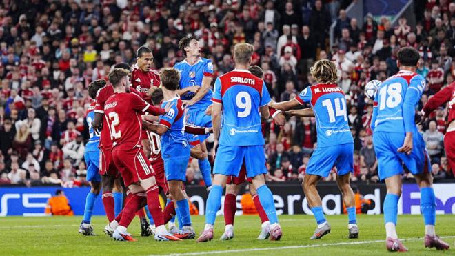 Virgil Van Dijk impidió el empate del Atlético de Madrid ante el Liverpool (foto: Cordon Press).