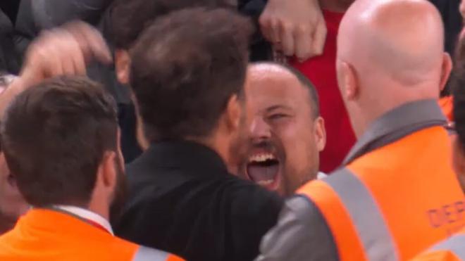 Simeone encarándose con un aficionado del Liverpool (Movistar +)
