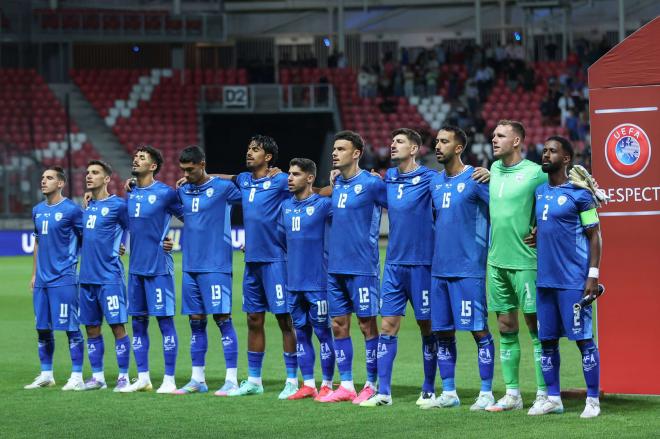 Los jugadores de Israel escuchan su himno antes de jugar contra Italia (Foto: Cordon Press).