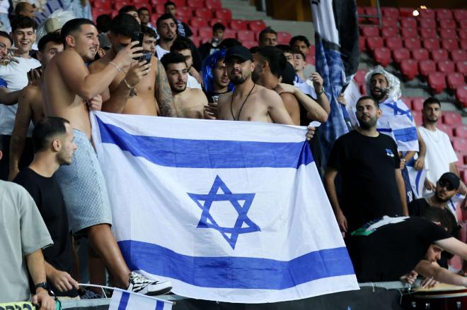 Aficionados de Israel, en el partido ante Italia de clasificación para el Mundial (Foto: Cordon Pr