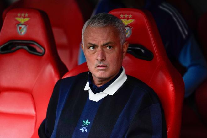 José Mourinho, durante el Benfica-Fenerbahce de previa de Champions (Foto: Cordon Press).