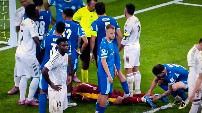 Los jugadores del Olympique le quitan el césped de los tacos a Rulli