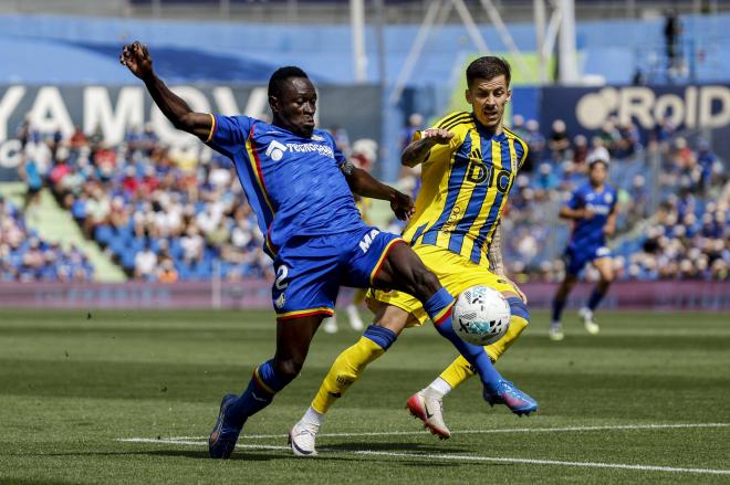 Luka Ilic pelea un balón con Djené en el Getafe-Oviedo (Foto: LALIGA).