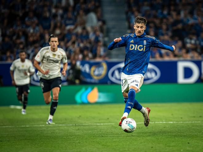 Luka Ilic conduce el balón en el Oviedo-Real Madrid (Foto: LALIGA).