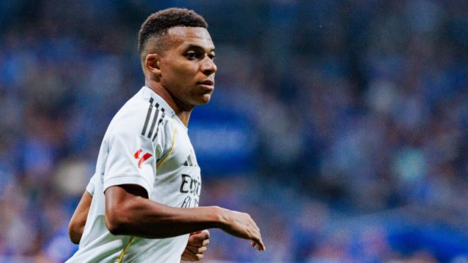 Mbappé frente al Oviedo (Cordon Press)