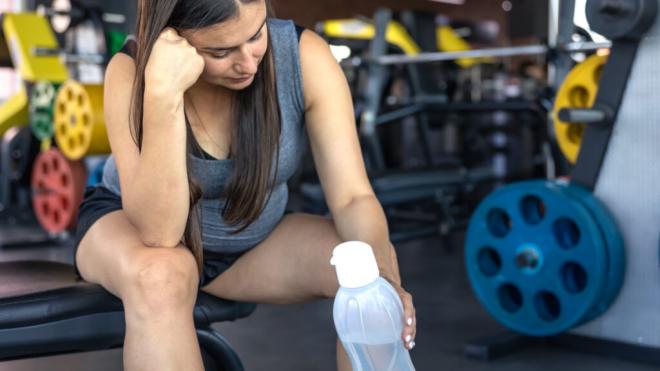 Mujer embarazada sentada en una máquina del gimnasio (Foto: Freepik)