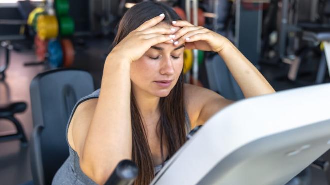 Mujer mareada en el gimnasio (Foto: Freepik)