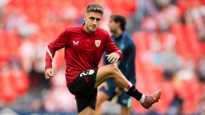 Robert Navarro calienta para jugar un partido de LALIGA en San Mamés (Foto: Athletic Club).