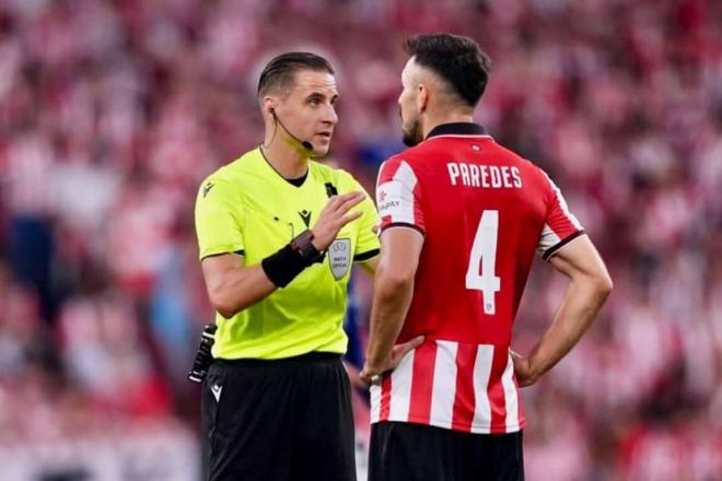 Aitor Paredes y el árbitro lituano ante el Arsenal en Champions (Foto: Athletic Club).