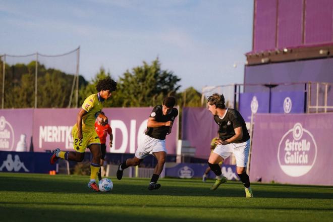Peter Federico encara en el amistoso en los Anexos (Foto: Salamanca CF).