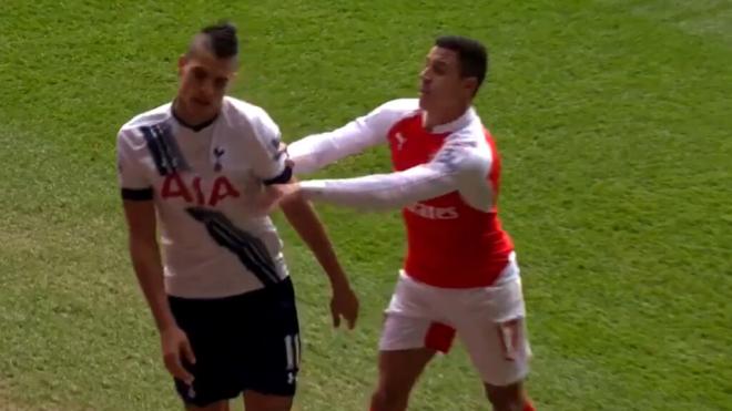 Alexis Sánchez, empujando a Erik Lamela.