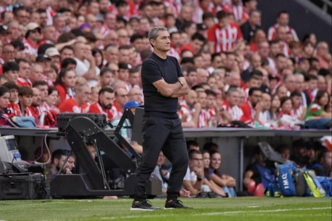 Ernesto Valverde, pensativo en el partido ante el Arsenal de Champions en San Mamés (Foto: Giovanni Batista).