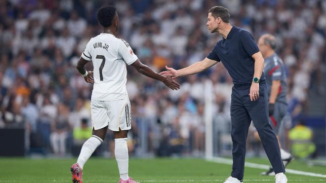 Vinicius y Xabi Alonso en un partido con el Madrid (Cordon Press)