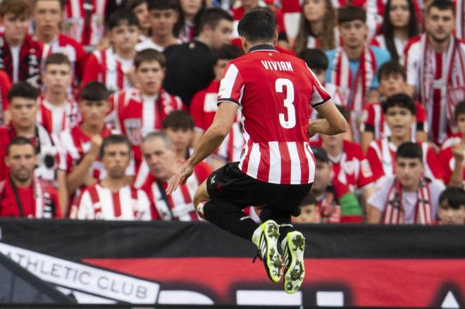 Dani Vivian vuela ante el Arsenal en Champions en San Mamés (Foto: Athletic Club).