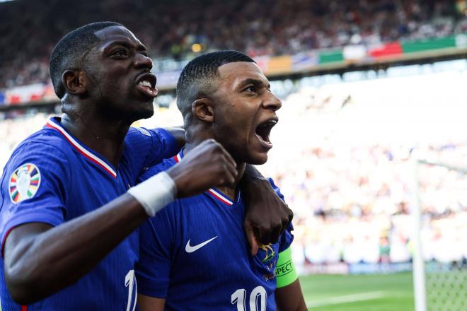 Dembélé y Kylian Mbappé celebrando un gol (Cordon Press)