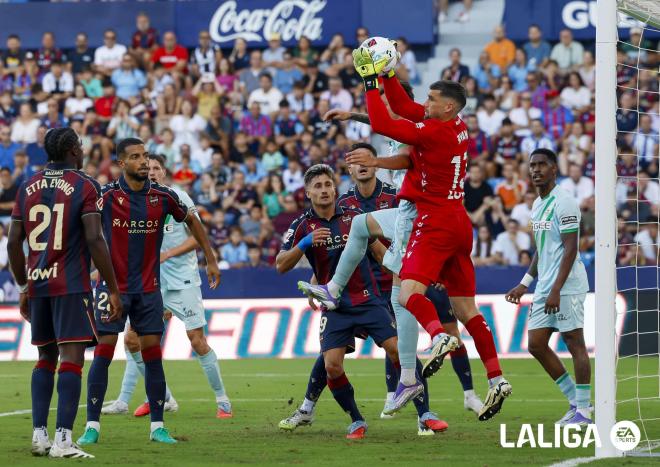 Mathew Ryan ante el Real Betis en el Ciutat. (Foto: LALIGA)