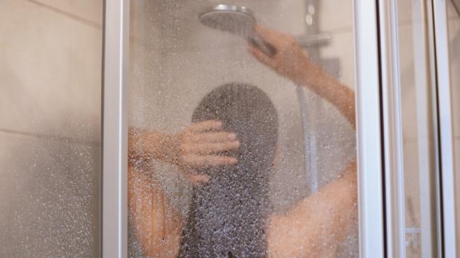 Mujer dándose una ducha (Foto: Freepik)