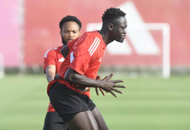 Akor Adams y Ejuke, entrenando con el Sevilla (Foto: Kiko Hurtado).