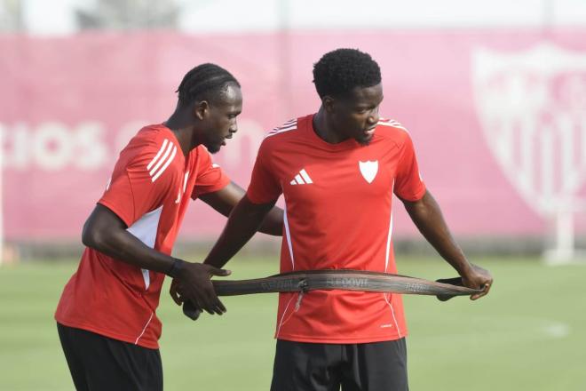 Nianzou y Agoumé, entrenando con el Sevilla (Foto: Kiko Hurtado).