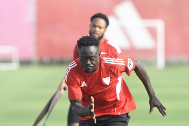 Akor Adams y Ejuke, entrenando con el Sevilla (Foto: Kiko Hurtado).