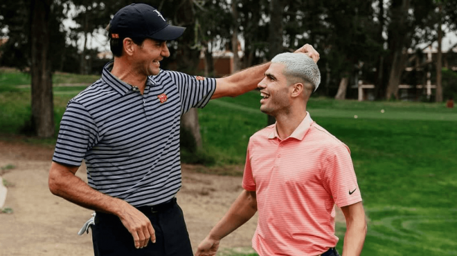 Roger Federer saluda a Carlos Alcaraz mientras juegan al golf (Foto: @rogerfederer)
