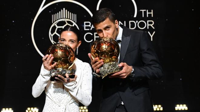 Rodri y Aitana Bonmatí besando el Balón de Oro 2024 (Europa Press)