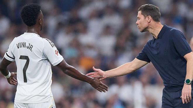 Vinicius y Xabi Alonso en el Real Madrid (Cordon Press)