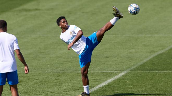 Endrick se ha unido al resto del grupo en los entrenamientos de Xabi Alonso en el Real Madrid (Cord