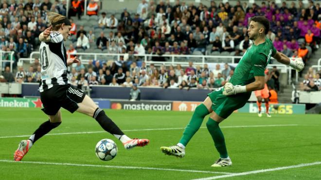 Anthony Gordon presiona a Joan García en el Newcastle - Barcelona (foto: EFE).