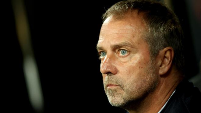 Hansi Flick, durante el Newcastle-Barcelona (foto: EFE).