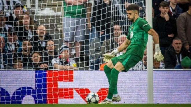 Joan García, durante el Newcastle-Barcelona (FCB X).