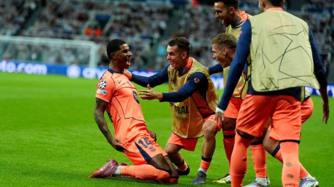 Marcus Rashford celebra uno de sus dos goles en el Newcastle-Barcelona (foto: Cordon Press).