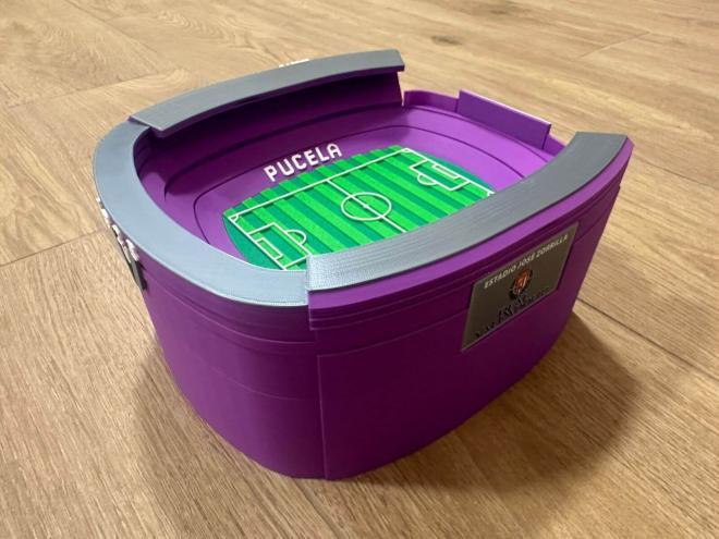 Maqueta del Estadio José Zorrilla regalada a los jugadores del Real Valladolid por parte de la pro