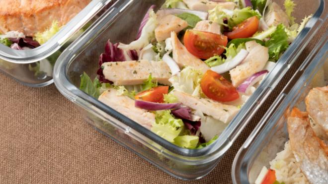 Táper de cristal con comida (Foto: Freepik)