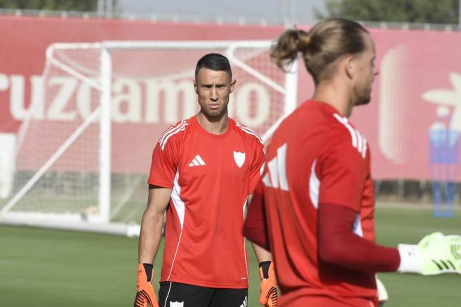 Odysseas Vlachodimos y Nyland, entrenando con el Sevilla (Foto: Kiko Hurtado).