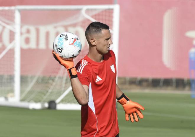 Odysseas Vlachodimos, entrenando con el Sevilla (Foto: Kiko Hurtado).